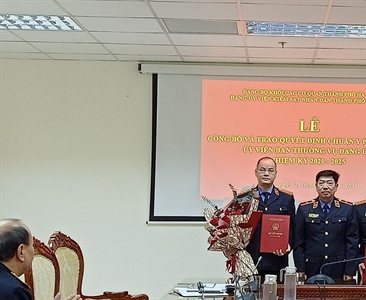 Công bố và trao quyết định chuẩn y Ủy viên Ban Thường vụ, Phó Bí thư Đảng ủy...